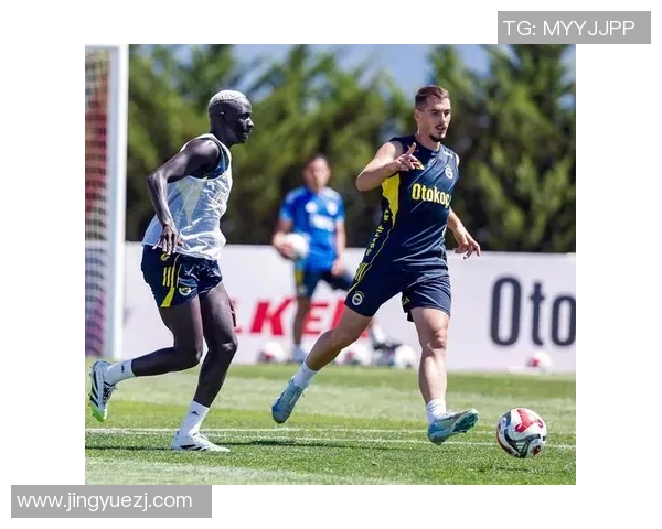 足球球星用心形图案展现热爱与力量，展现竞技场上的激情与温暖